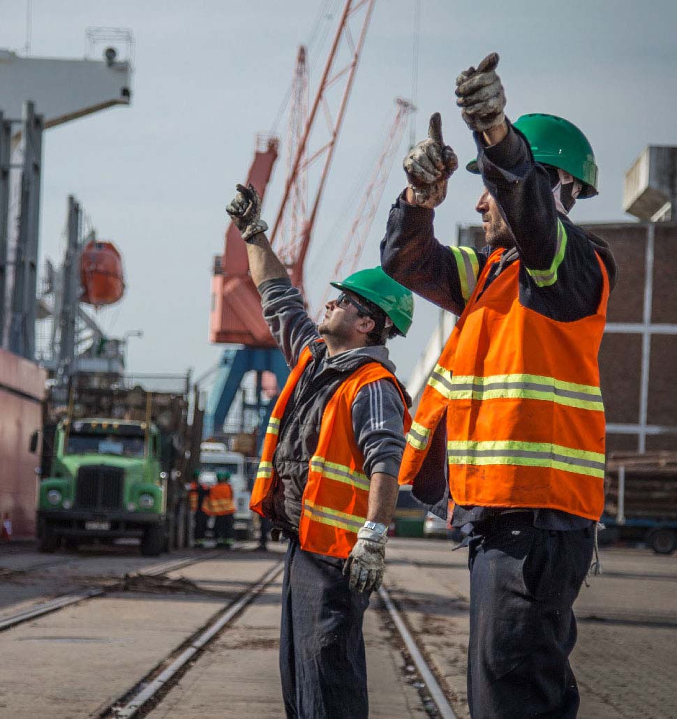 personas trabajando en el puerto